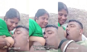 Desi style mai Bhabhi ko khet mai lejkar dudhu piya