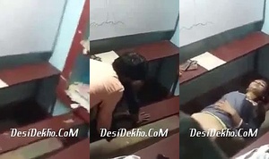 Teacher ne student ko padhaya chudai ka lesson class mai hi chodh diya