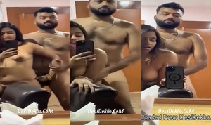 Gf ne mirror k saamne apne aap ko dekhte dekhte chusai ki phone leke